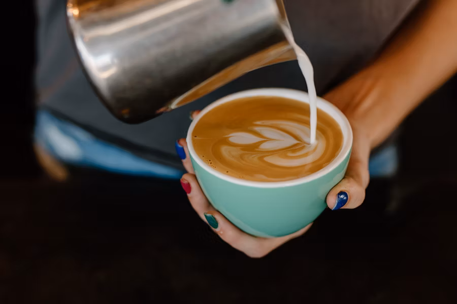 女性がコーヒーを淹れてる