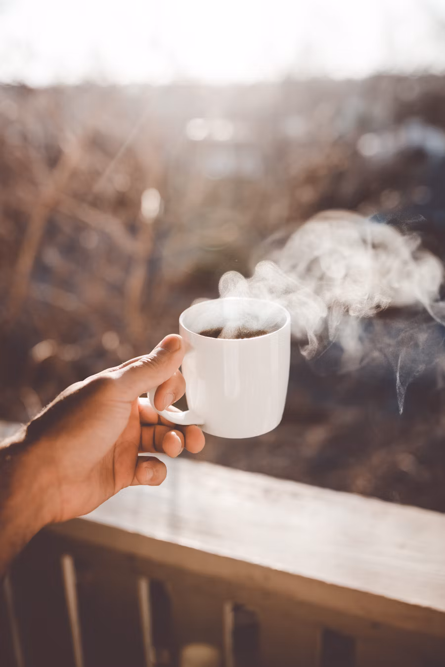 コーヒーを持っている手